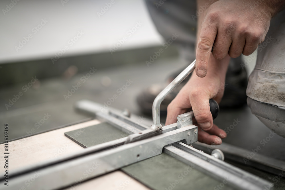 Fliesenleger bei der Arbeit, Renovierung eines Badezimmers Fliesenleger bei der Arbeit, Renovierung eines Badezimmers