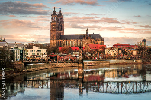 Der Dom zu Magdeburg spiegelt sich in der Elbe © marcus_hofmann