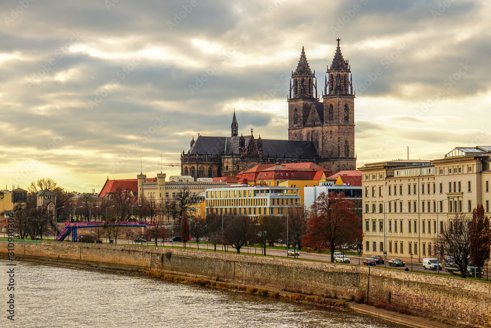 Fotografie Der Dom zu Magdeburg spiegelt sich in der Elbe