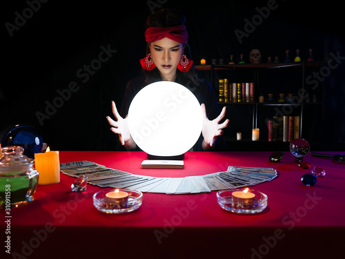 Cuadro en lienzo Asian fortune teller gypsy style female forecast future life and love destiny wi