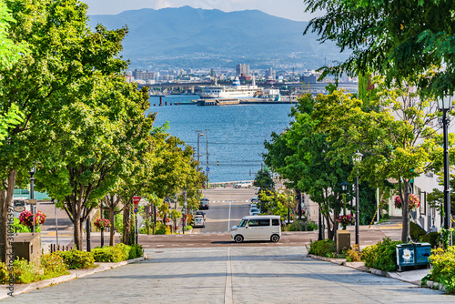 北海道の夏 函館元町の坂のある風景 [八幡坂]
