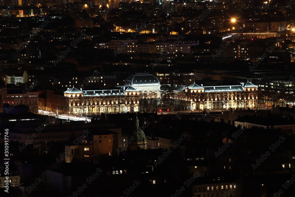 L'université Lyon 2 à Lyon la nuit vue depuis la colline de Fourvière - Ville de Lyon - Département du Rhône - France