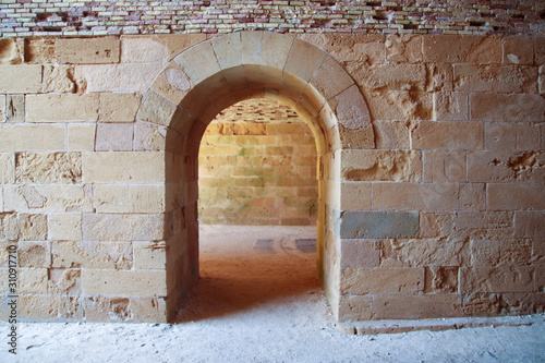 Foto old door in stone wall
