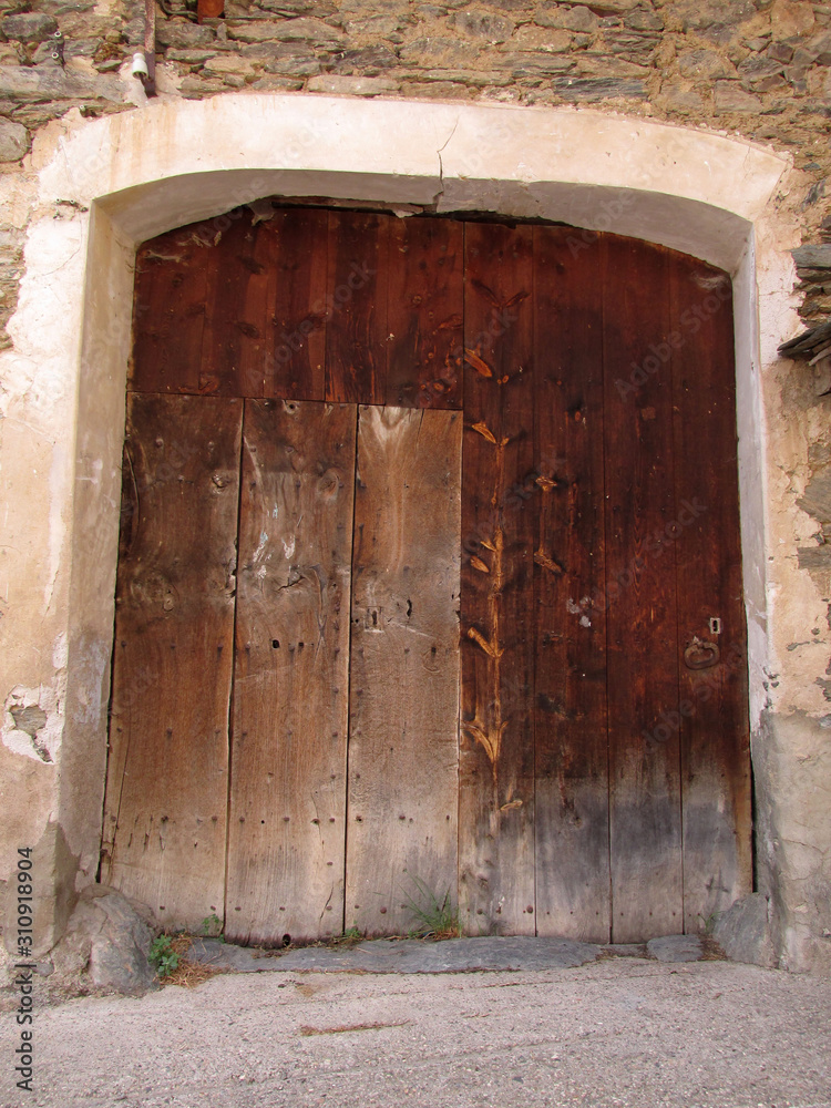 puerta antigua de pueblo arte rural en madera