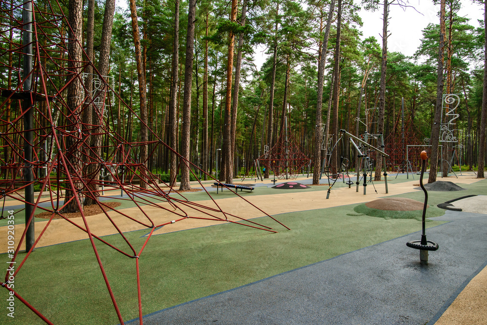 Φωτογραφία rope ladders in the park, a modern playground for children