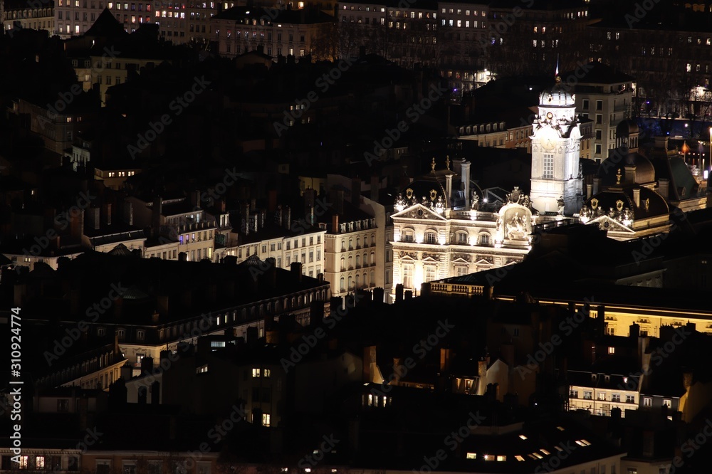 Fototapeta premium Hôtel de ville de Lyon la nuit vu depuis la colline de Fourvière - Ville de Lyon - Département du Rhône - France