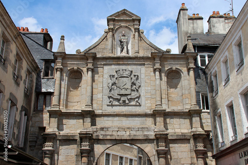 Cuadro en lienzo renaissance saint-vincent gate in vannes in brittany (france)