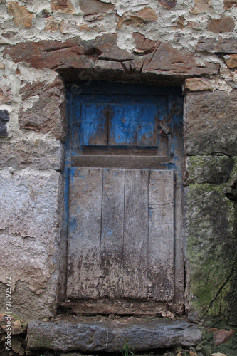 puerta madera antigüa de pueblo arte rural  © JHG