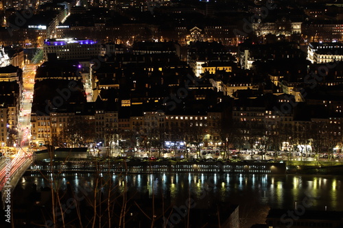 Le quai Victor Augagneur le long du fleuve Rh  ne    Lyon la nuit vu depuis la colline de Fourvi  re - Ville de Lyon - D  partement du Rh  ne - France
