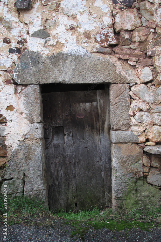 puerta madera antigüa de pueblo arte rural 