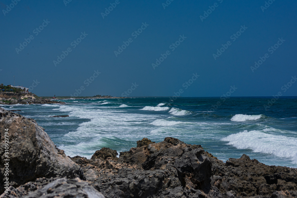 Mar del caribe con rocas en la playa