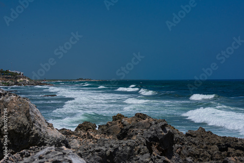 Mar del caribe con rocas en la playa © Daniel