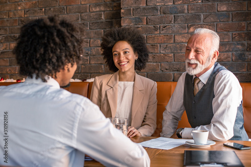 Foto A CEO and an HR expert having a business interview with a new perspective employee