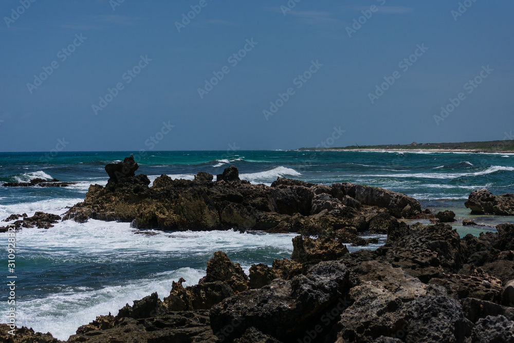 Playa con piedras del mar caribe