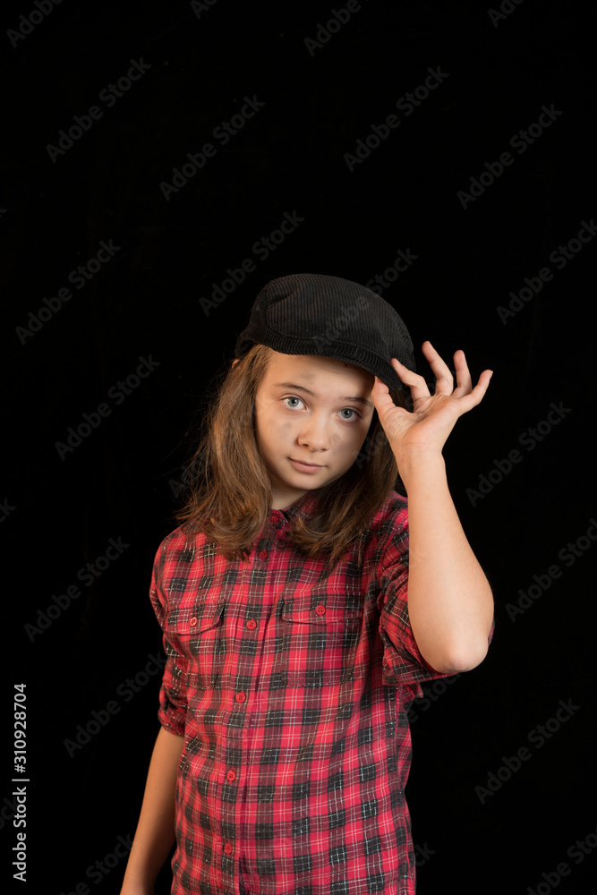 Retrato de estudio de una niña con ropa de trabajadora. Fondo negro Retrato de estudio de una niña con ropa de trabajadora. Fondo negro