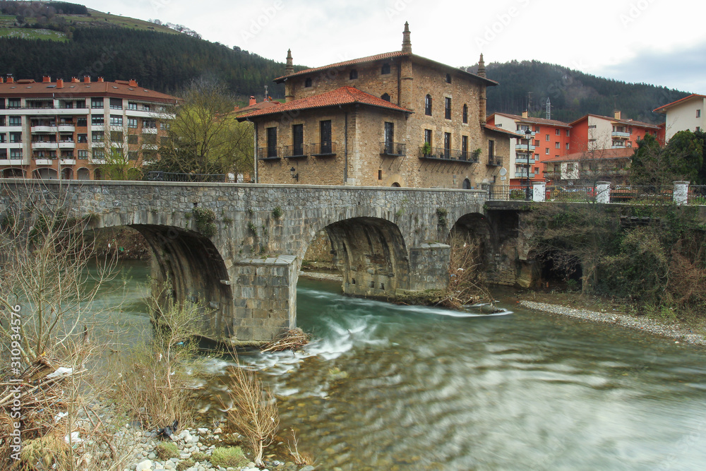 Puente y río en Azpeitia