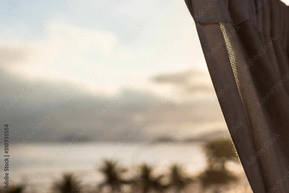 Fototapeta premium cortina na janela com nascer do sol