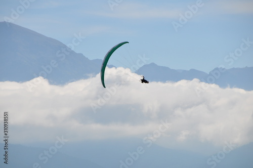 Parapente dans les nuages.