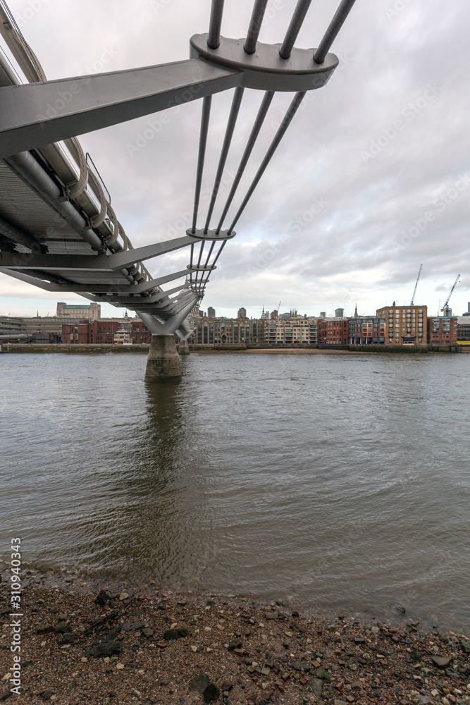 Φωτογραφία View of the city of London with the river Thames and the Millennium Bridge in th