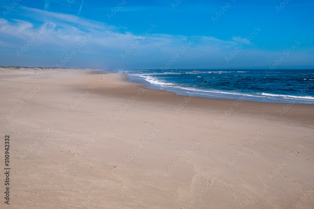 Obraz premium Bonita praia deserta na costsa portuguesa