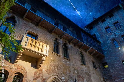 фотографія The original balcony of Romeo and Juliet under a stunning starry sky