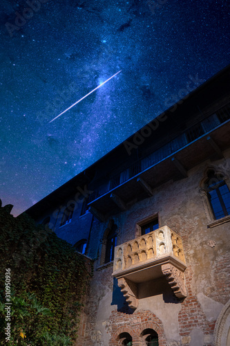 Foto The original bacon of Romeo and Juliet under a stunning starry sky