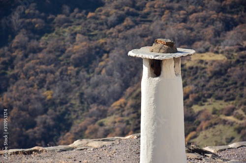 Chimenea blanca, típica de la Alpujarra, echando humo
