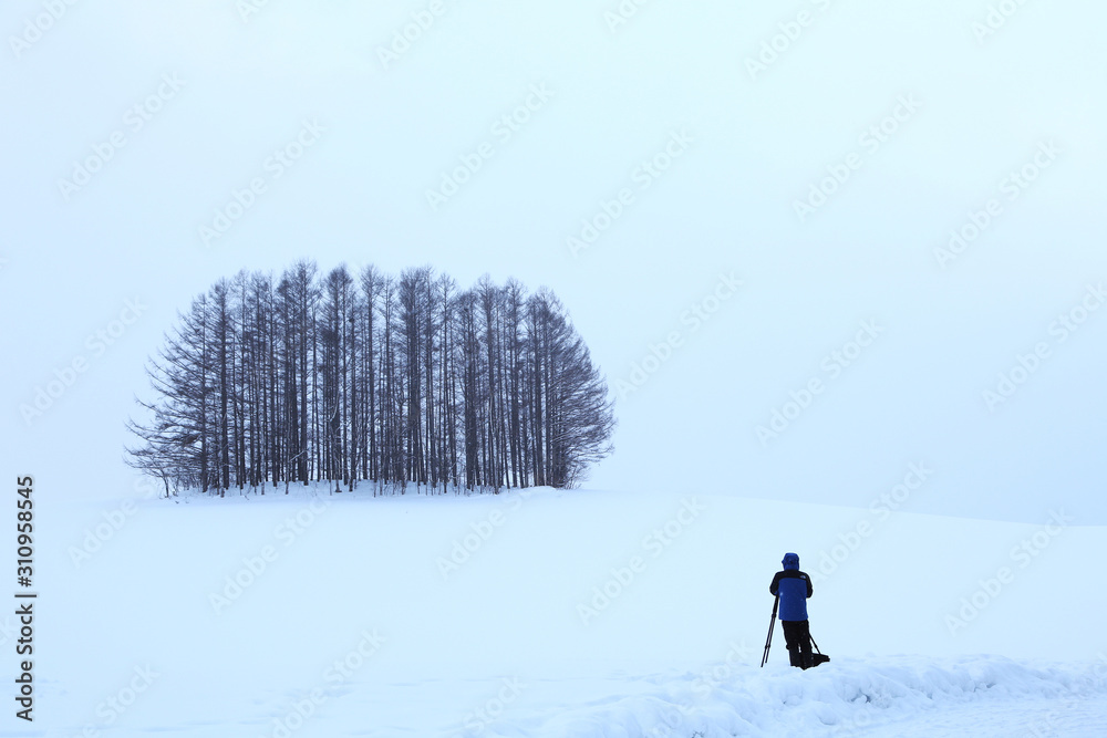 冬景色を撮影するカメラマン
