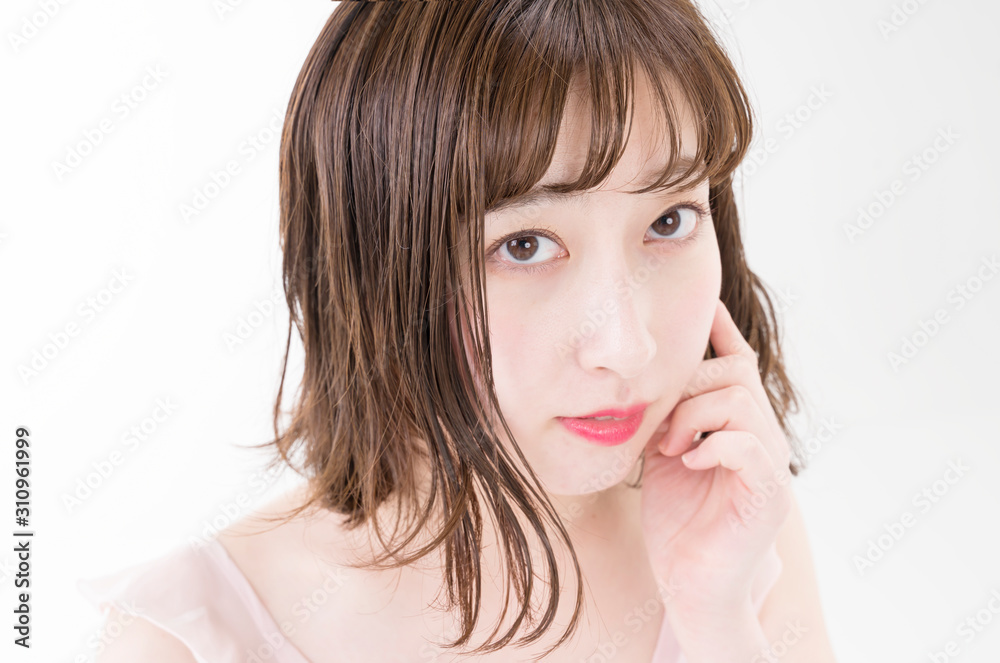 Naklejka premium 見つめる女性