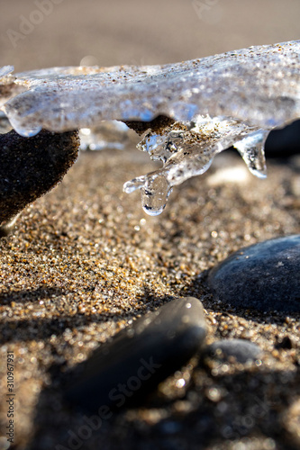Canvas Print Frozen shapes of rock and sand in the beach in the winter