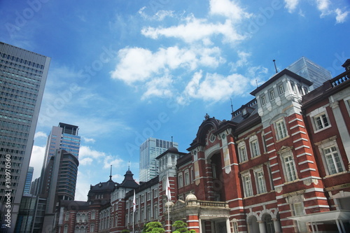 東京駅から見上げる青空