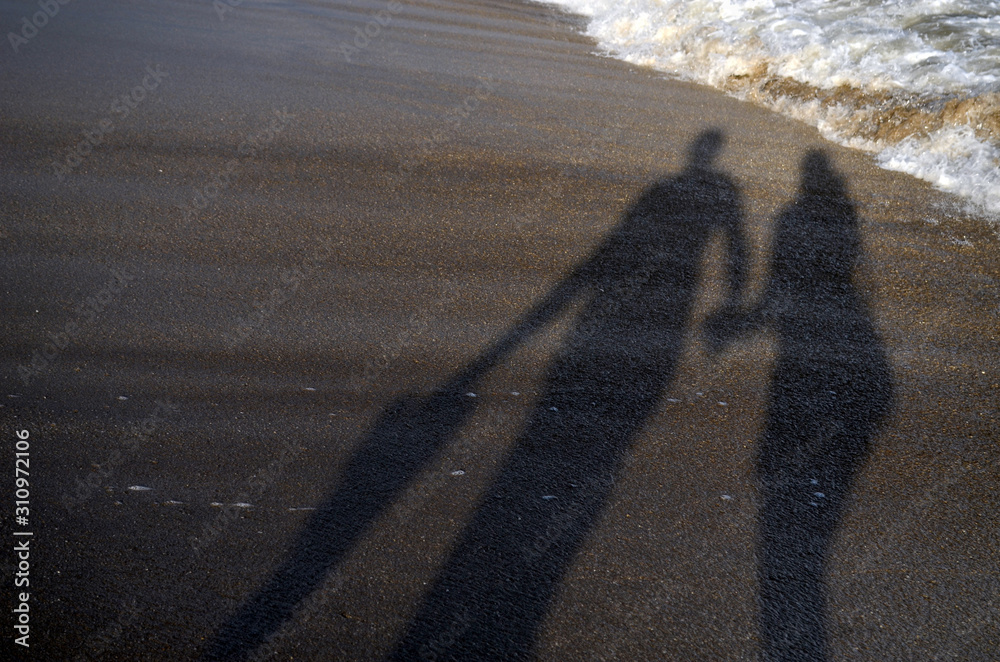 Sombras de una pareja proyectándose en la playa Stock Photo | Adobe Stock