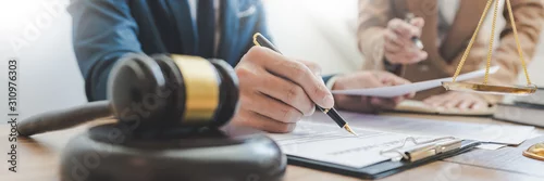 Obraz Pojęcie procesu i sprawiedliwości, prawnik współpracujący z partnerem w kancelarii prawnej. konsultacje prawne dyskusja oskarżony prawo karne na sali sądowej