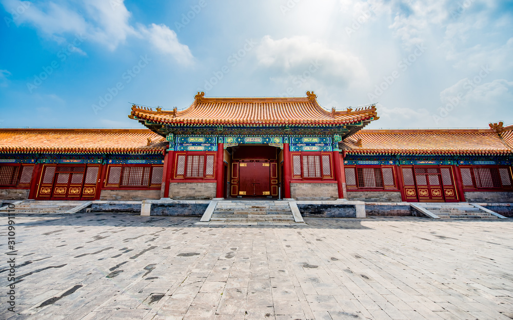 Under the blue sky, white clouds and sunlight, the Forbidden City is full of red walls, green tiles and eaves. It's beautiful and magnificent. Under the blue sky, white clouds and sunlight, the Forbidden City is full of red walls, green tiles and eaves. It's beautiful and magnificent.