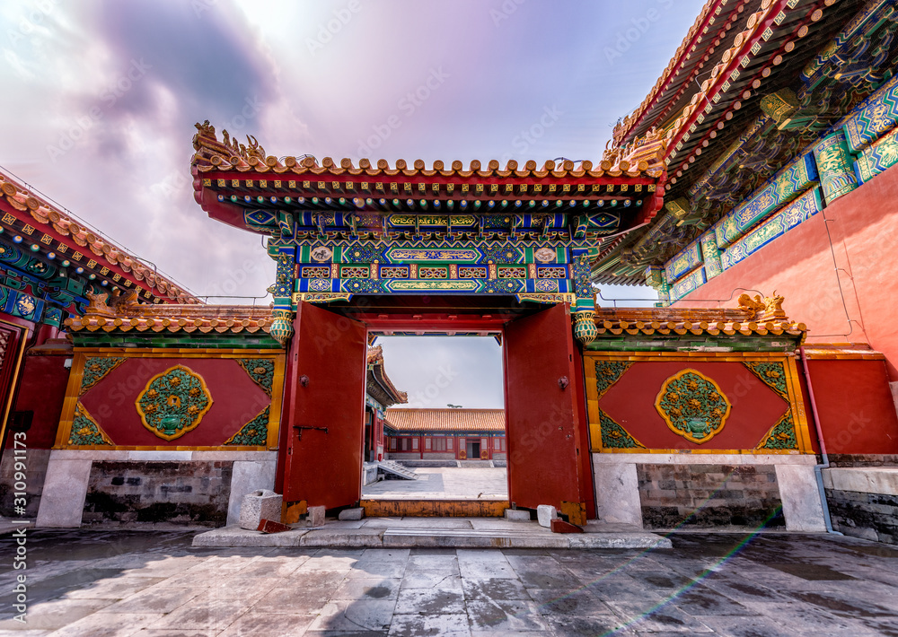 Fototapeta premium Under the blue sky, white clouds and sunlight, the Forbidden City is full of red walls, green tiles and eaves. It's beautiful and magnificent.