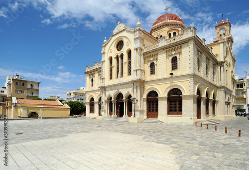 Façade de la cathédrale Saint-Ménas à Héraklion en Crète © arvernho
