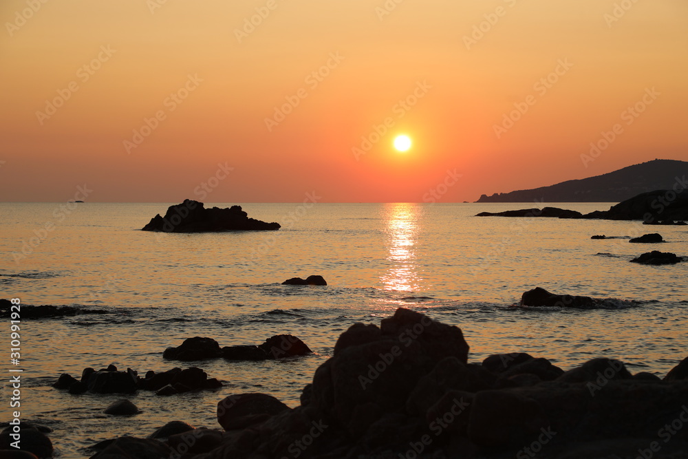 Fototapeta premium Red Sun at sunset with ocean