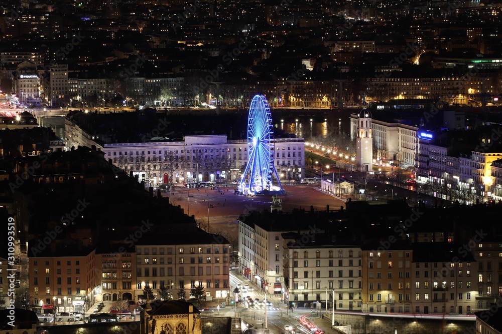 La place Bellecour et la grande roue à Lyon la nuit vues depuis la colline  de Fourvière - Ville de Lyon - Département du Rhône - France Photos | Adobe  Stock
