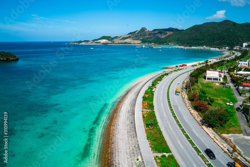 Fototapeta Naklejka Na Ścianę i Meble -  海辺の道路
