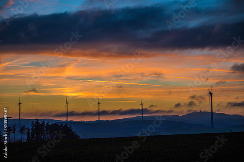 Windräder im Sonnenutnergang bei Selbitz