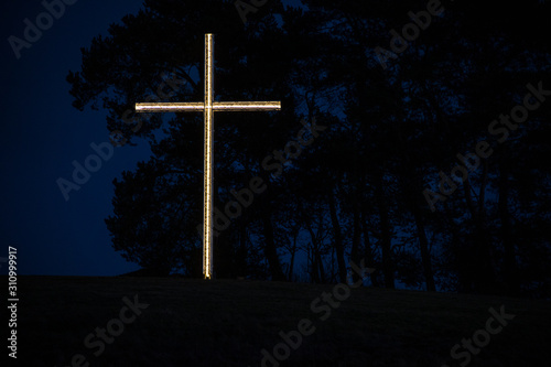 Beleuchtetes Kreuz bei Selbitz