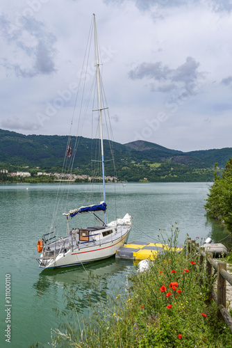 Voilier au bord du lac de Turano en Italie