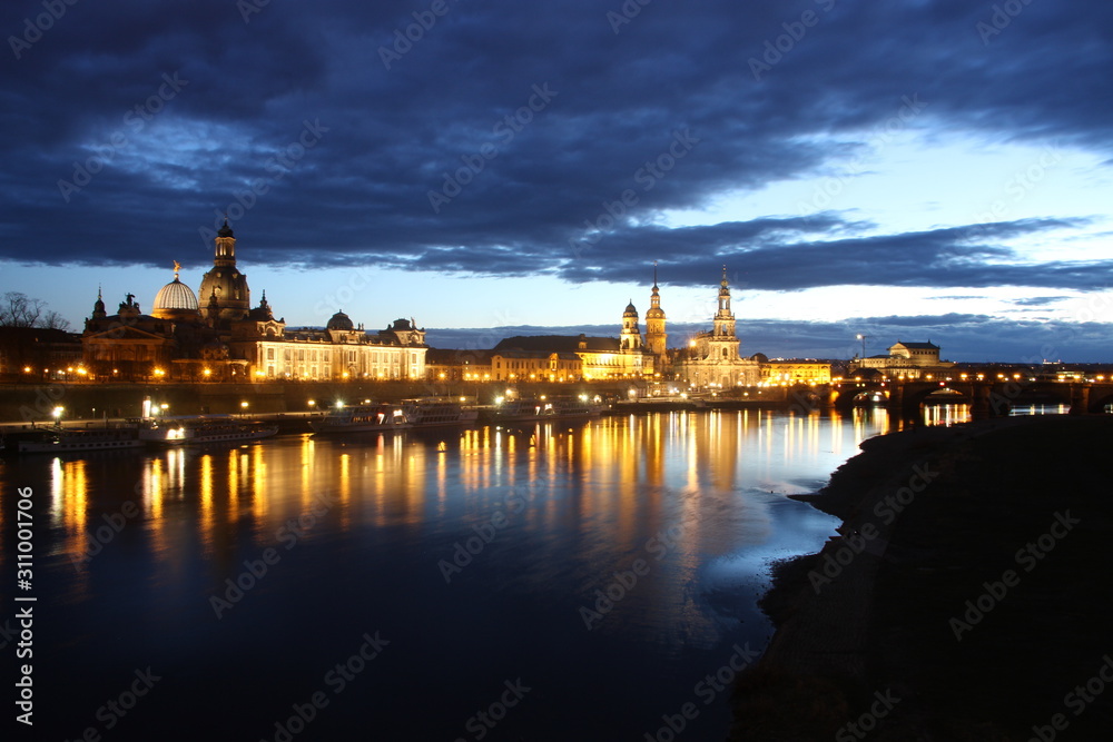 Dresden - Stadt im Dunkel mit Fluss