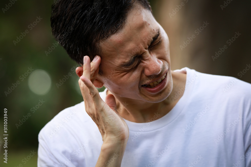 頭痛を感じる男性