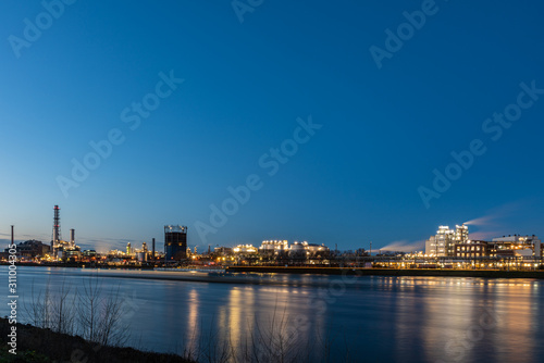 blaue stunde an der basf in ludwigshafen