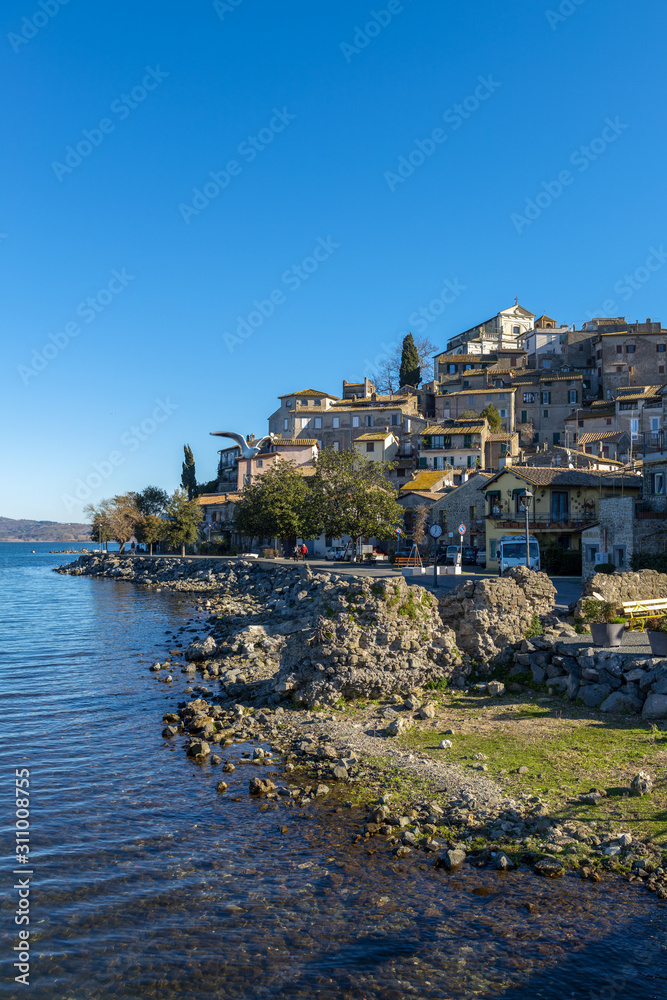 Village sur les rives du lac de Bracciano en Italie