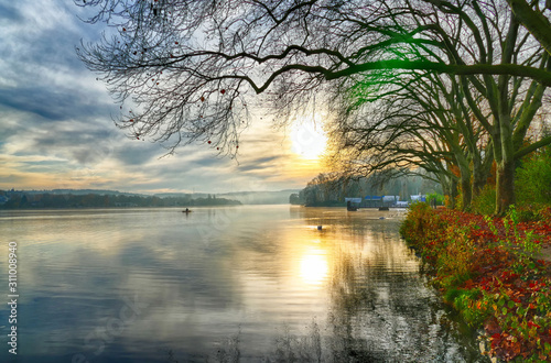 Herbstmorgen am Ufer des Baldeneysees