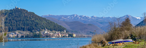 Hiver sur les rives du lac en Italie