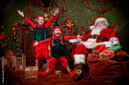 Cuadro en lienzo happy elves and Santa