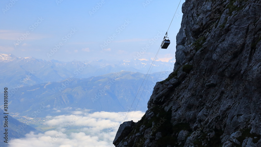 Obraz premium Cargo cable car supplying high attitude mountain hut